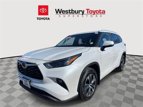 Certified 2024 Toyota Highlander XLE image 5