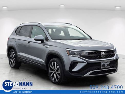 Used 2022 Volkswagen Taos SE FWD image 1