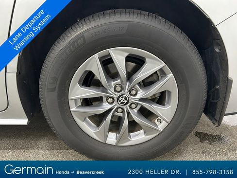 Used 2022 Toyota Sienna XLE image 17