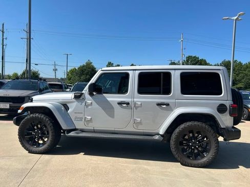 Used 2022 Jeep Wrangler Unlimited Sahara w/ Cold Weather Group AWD/4WD image 5