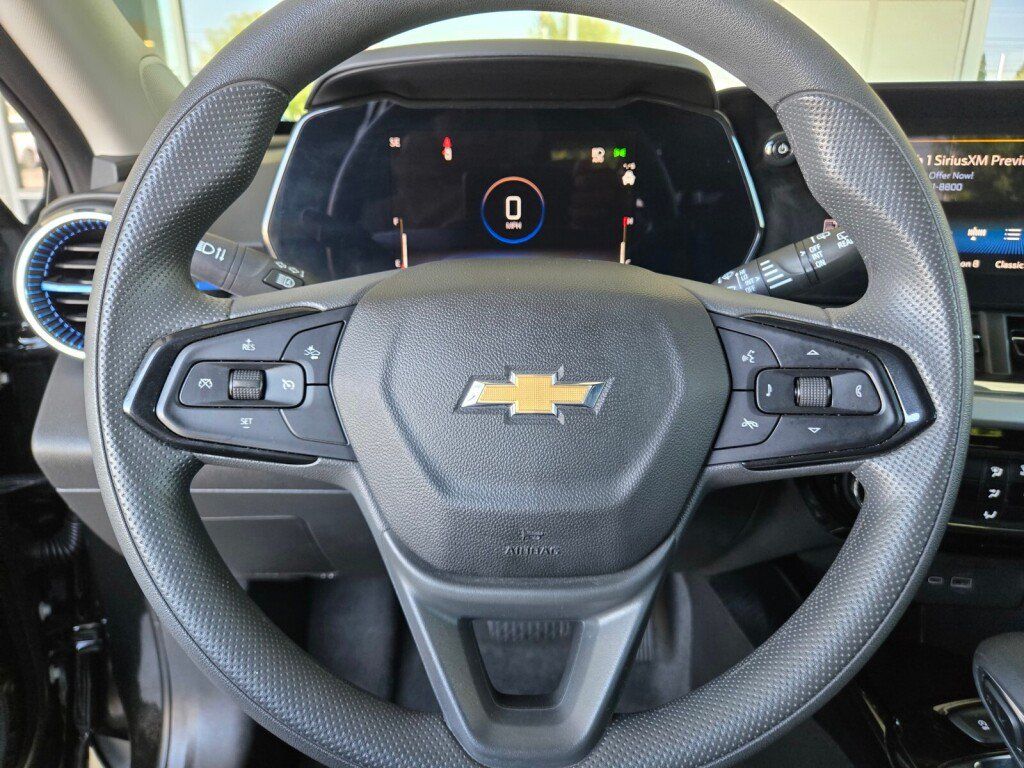 Used 2025 Chevrolet Trax LT FWD image 25