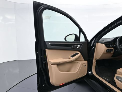 Used 2026 Porsche Macan AWD/4WD image 16