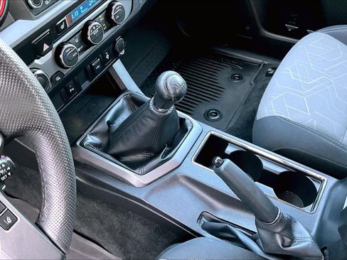 Used 2022 Toyota Tacoma TRD Sport w/ TRD Premium Sport Package image 18