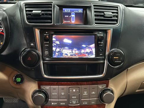 Used 2013 Toyota Highlander Limited image 24
