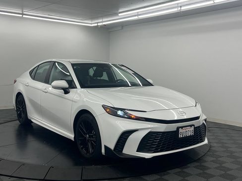 Used 2026 Toyota Camry SE FWD image 3