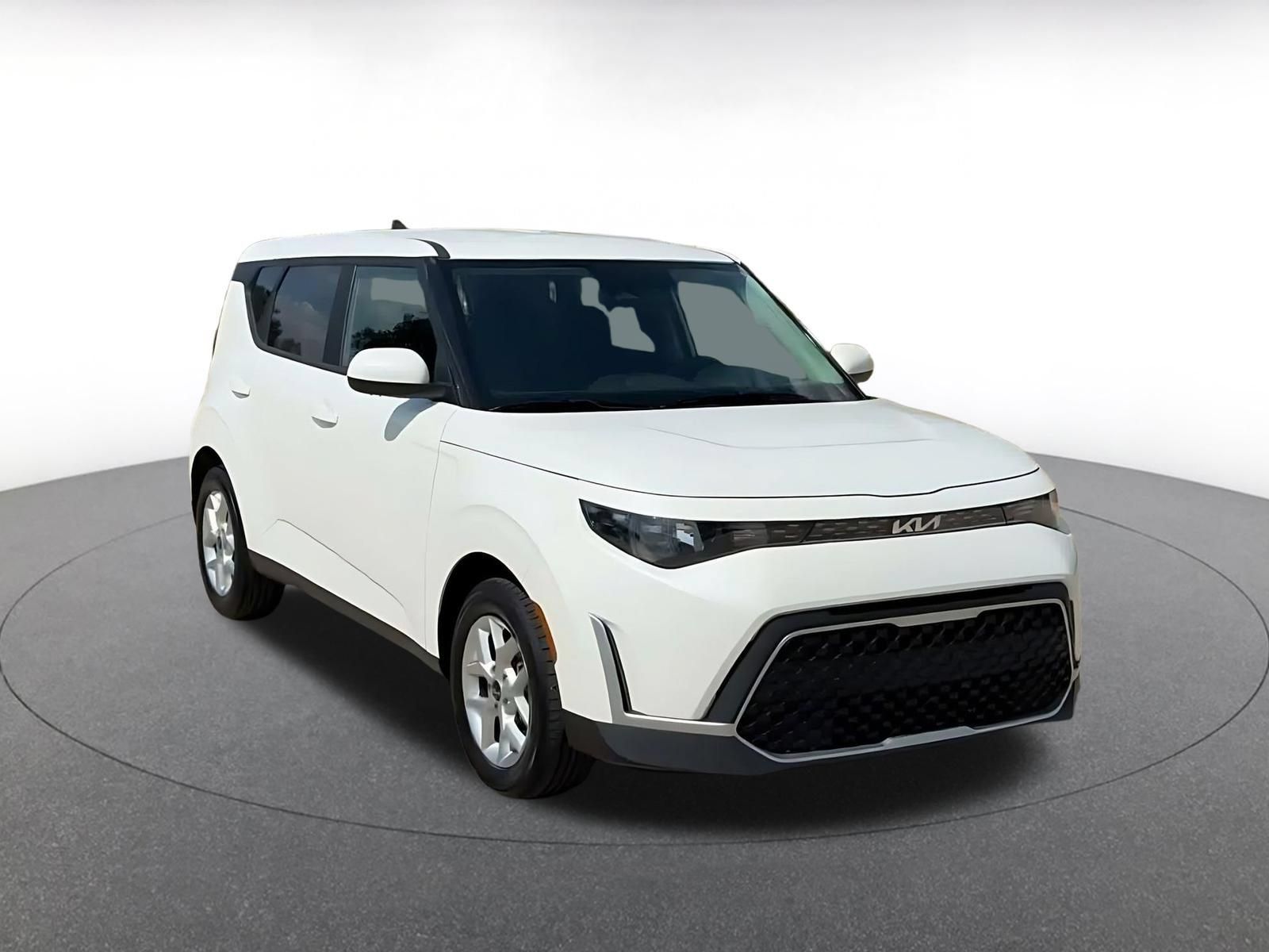 Used 2025 Kia Soul LX w/ LX Technology Package FWD image 3