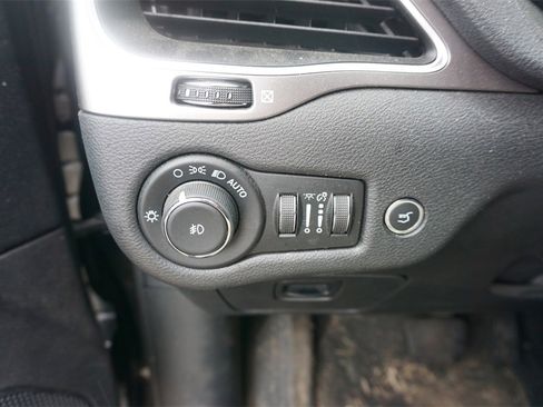 Used 2021 Jeep Cherokee Latitude Lux w/ Sun & Sound Group image 5