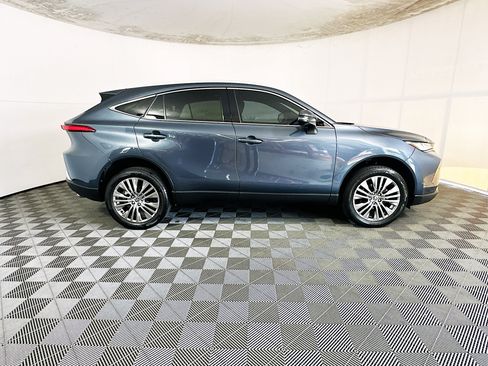 Used 2023 Toyota Venza XLE AWD/4WD image 2