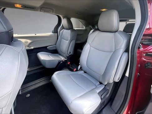 Used 2023 Toyota Sienna XLE FWD image 22