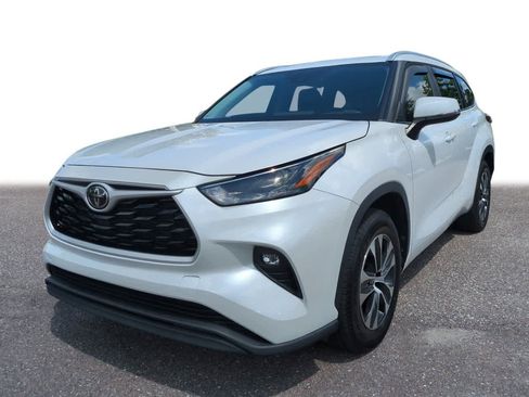Used 2023 Toyota Highlander XLE FWD image 1