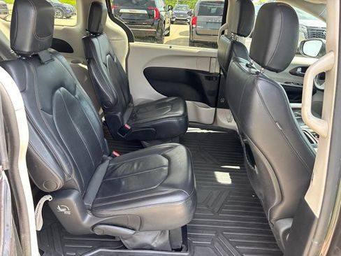 Used 2018 Chrysler Pacifica Touring-L FWD image 25
