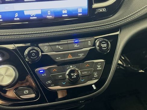 Used 2021 Chrysler Pacifica Touring w/ S Appearance Package image 15