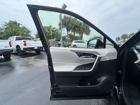 Used 2020 Toyota RAV4 XLE Premium FWD image 30