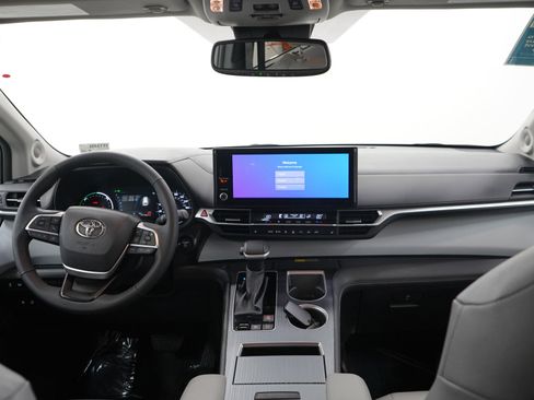 Used 2025 Toyota Sienna XLE w/ XLE Plus Package AWD/4WD image 14