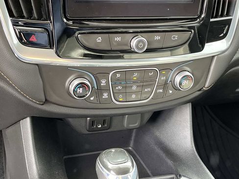 Used 2018 Chevrolet Traverse LT image 33