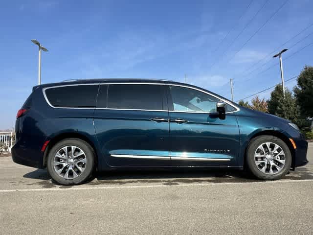 Used 2023 Chrysler Pacifica Pinnacle FWD image 3