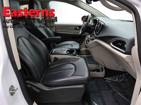 Used 2024 Chrysler Pacifica Touring-L FWD image 23
