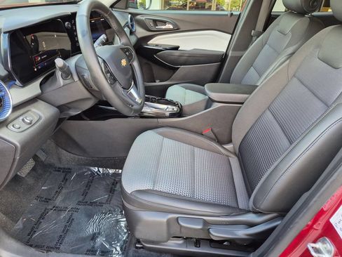 Used 2025 Chevrolet Trax LT w/ LT Convenience Package FWD image 22