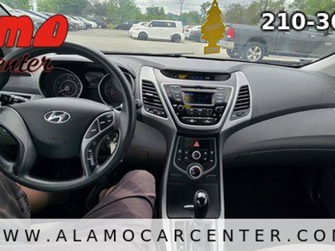 Used 2014 Hyundai Elantra SE image 31