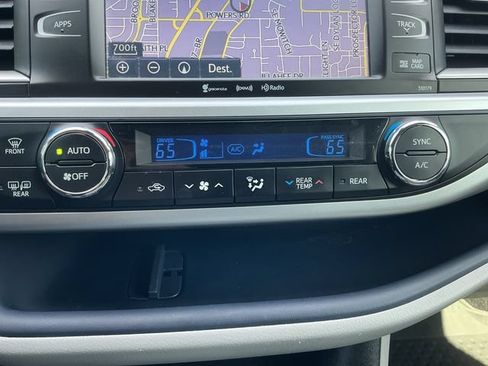 Used 2018 Toyota Highlander XLE AWD/4WD image 17