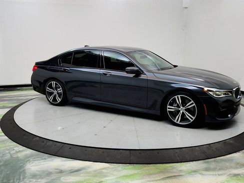 Used 2018 BMW 750i RWD image 3