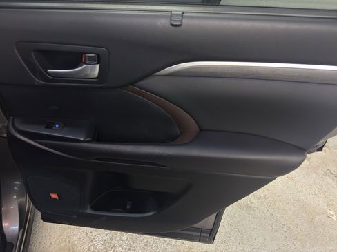 Used 2017 Toyota Highlander Limited image 25