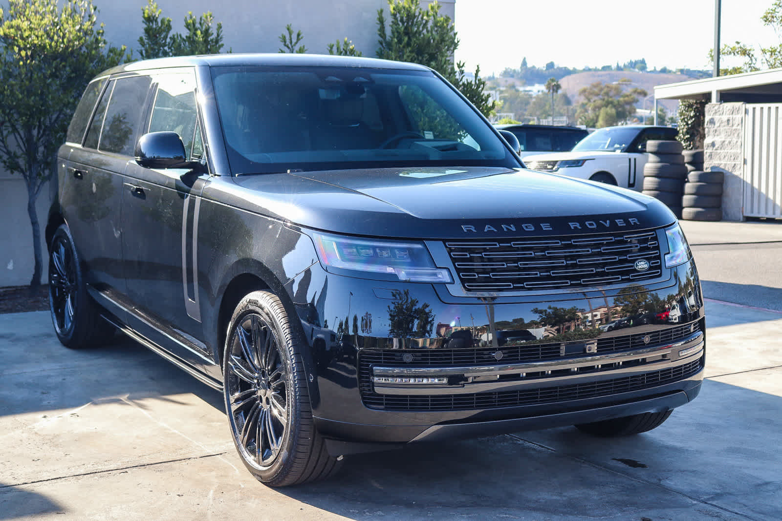 New 2026 Land Rover Range Rover Long Wheelbase SE AWD/4WD image 3