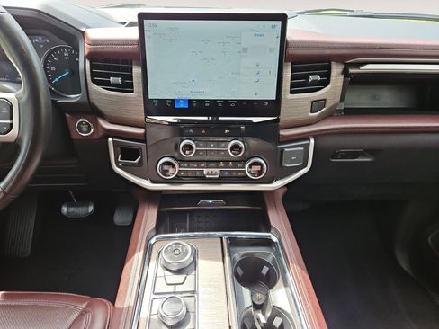 Used 2024 Ford Expedition Limited image 11