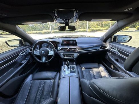 Used 2022 BMW 750i xDrive w/ Luxury Rear Seating Package image 27