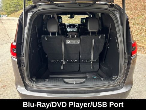 Used 2021 Chrysler Pacifica Limited w/ Uconnect Theater Family Group image 28