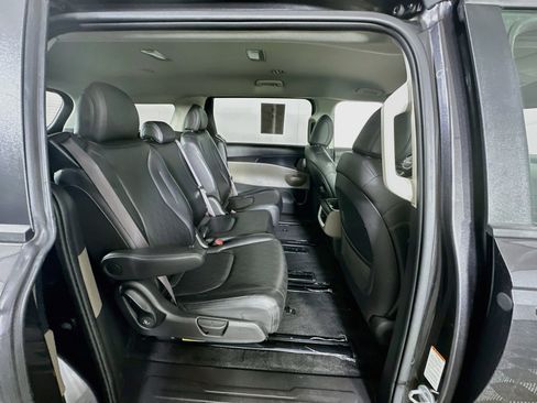 Used 2025 Kia Carnival FWD image 28