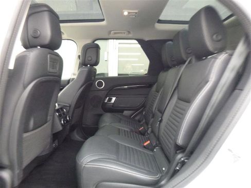 Used 2024 Land Rover Discovery S image 6