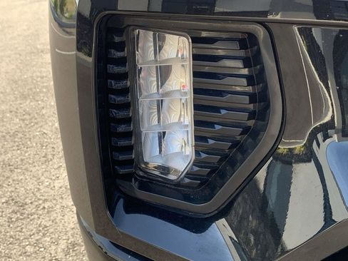 Used 2021 GMC Sierra 1500 Elevation w/ X31 Off-Road Package AWD/4WD image 9