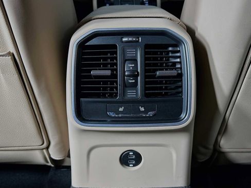 Certified 2024 Porsche Macan image 25