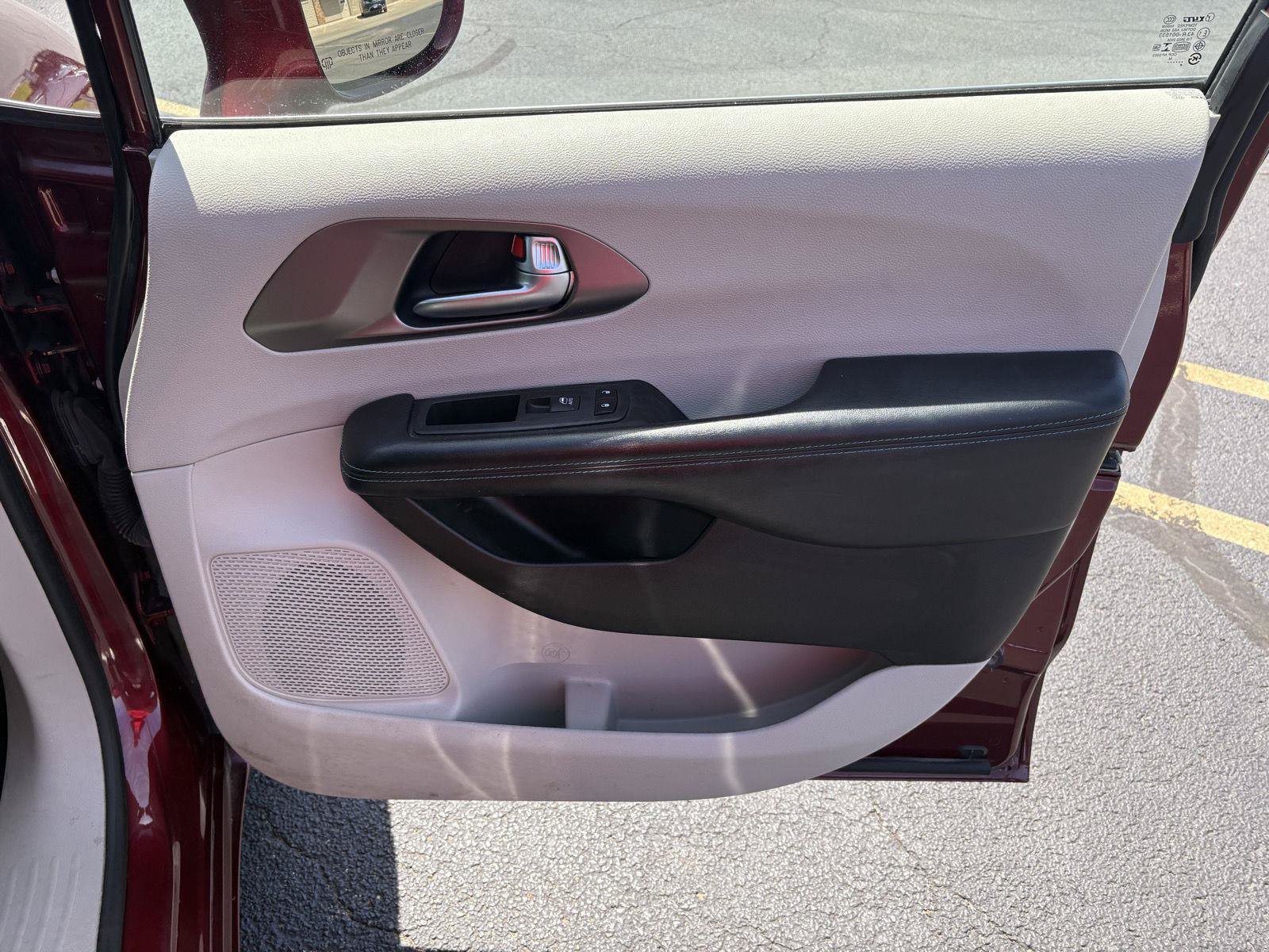 Used 2021 Chrysler Pacifica Touring-L FWD image 17