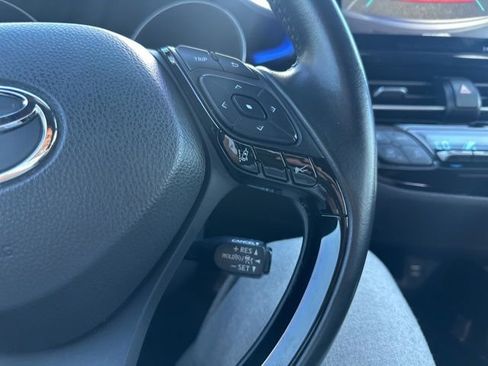 Used 2020 Toyota C-HR XLE FWD image 41