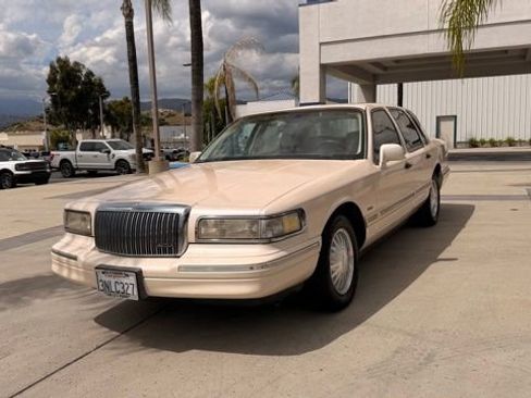 Used 1995 Lincoln Town Car Cartier RWD image 1
