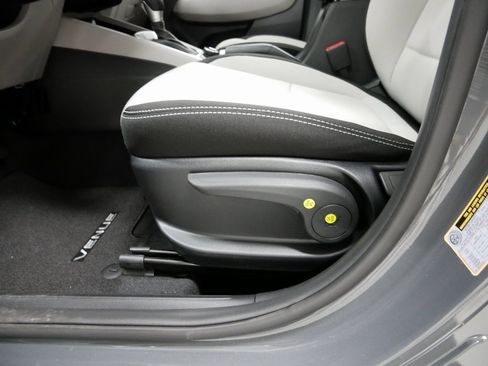 Used 2025 Hyundai Venue SEL image 14