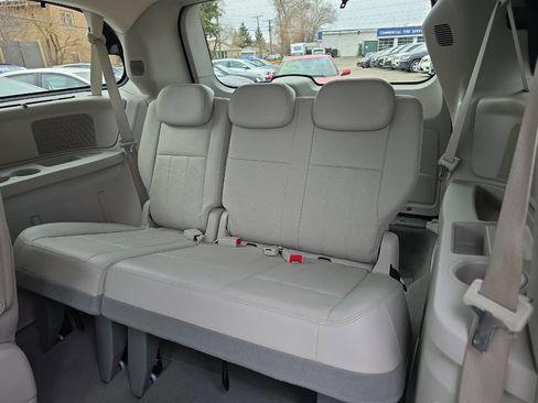 Used 2009 Chrysler Town & Country Touring image 9