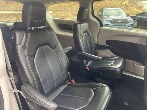 Used 2023 Chrysler Pacifica Touring-L FWD image 19