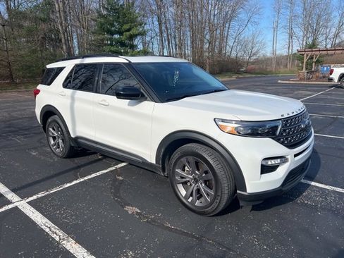 Certified 2022 Ford Explorer XLT w/ Equipment Group 202A image 4