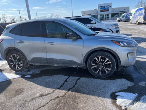 Used 2022 Ford Escape SE w/ SE Sport Appearance Package image 19