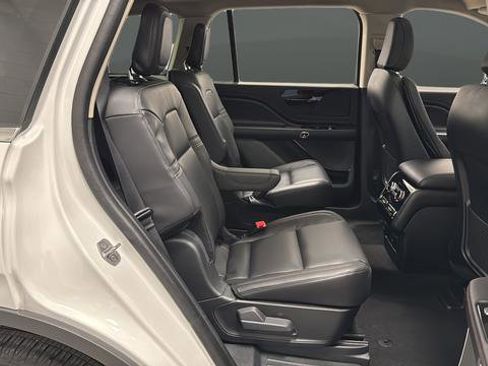 Used 2024 Lincoln Aviator AWD w/ Premium Package image 3