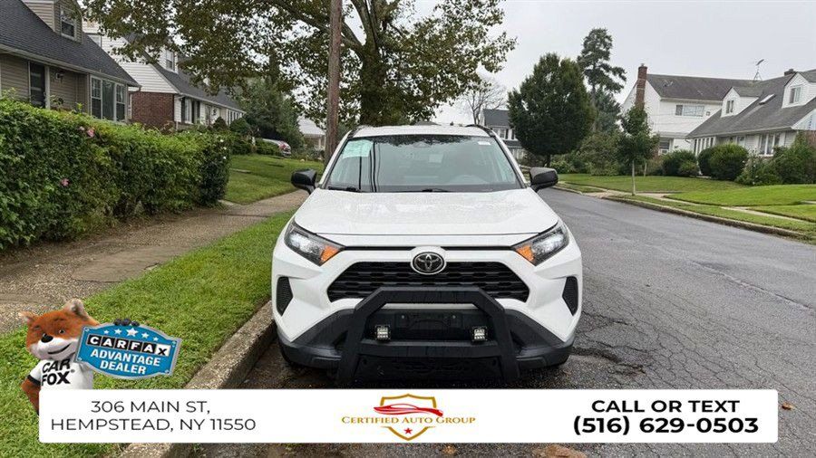 Used 2020 Toyota RAV4 LE AWD/4WD image 2