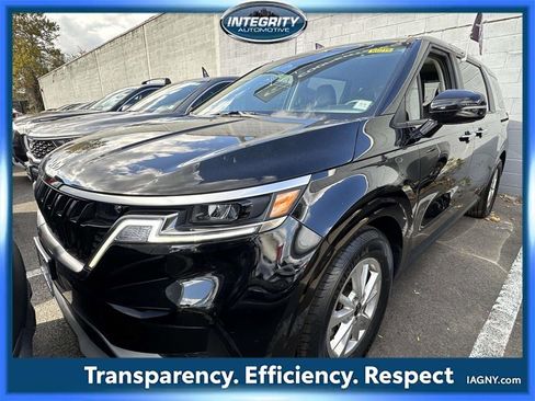 Used 2023 Kia Carnival LX image 5