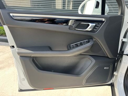 Certified 2023 Porsche Macan Turbo image 19