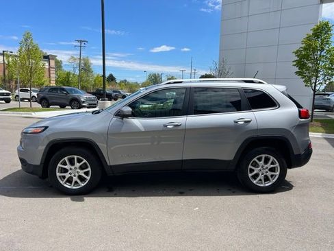 Used 2015 Jeep Cherokee Latitude w/ Cold Weather Group AWD/4WD image 8