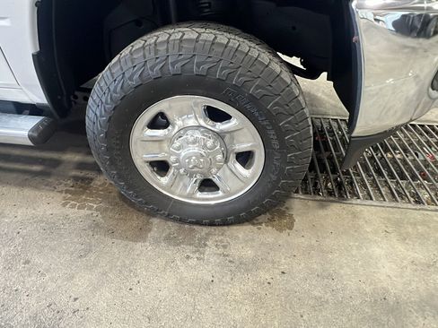 Used 2021 RAM 2500 Tradesman w/ Chrome Appearance Group AWD/4WD image 9