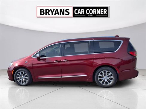 Used 2021 Chrysler Pacifica Limited w/ Uconnect Theater Family Group image 16