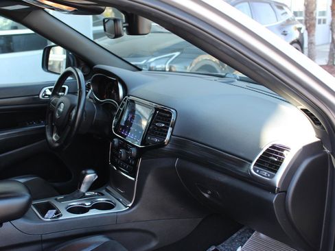 Used 2019 Jeep Grand Cherokee Altitude image 15